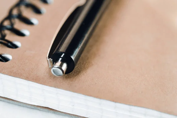 Una Macrofotografía Cuaderno Abierto Con Bolígrafo Negro —  Fotos de Stock