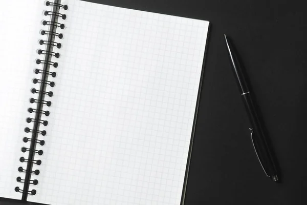 Cuaderno Abierto Una Pluma Negra Sobre Fondo Oscuro —  Fotos de Stock