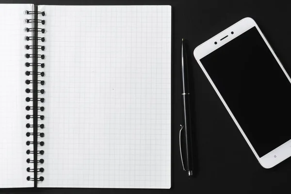 Cuaderno Abierto Bolígrafo Negro Smartphone Blanco Sobre Fondo Oscuro —  Fotos de Stock