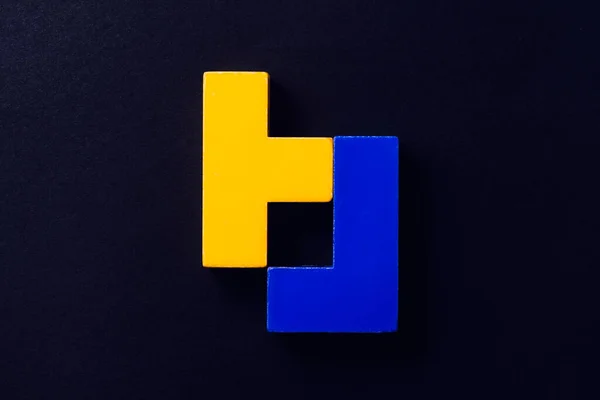 Koyu arkaplanda mavi ve sarı tetris bulmacaları.