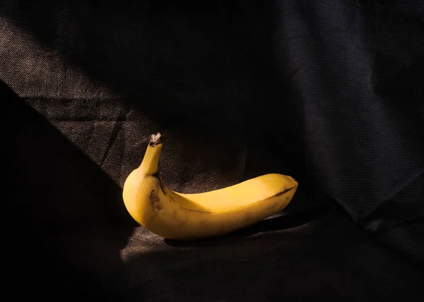 Nature Morte Avec Une Banane Sur Fond Sombre Rayon Lumière — Photo