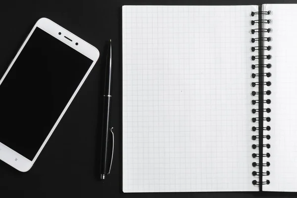 Cuaderno Abierto Bolígrafo Negro Smartphone Blanco Sobre Fondo Oscuro —  Fotos de Stock