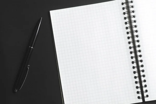 Cuaderno Abierto Una Pluma Negra Sobre Fondo Oscuro —  Fotos de Stock