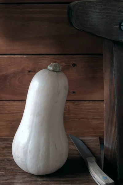Bir Balkabağı Bir Bıçak Eski Bir Sandalyenin Sırtında — Stok fotoğraf