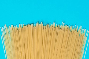 Mavi arka planda spagetti. Üst görünüm.