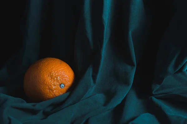 Yeşil Bir Bezin Kıvrımlarında Olgun Bir Portakal Düzgün Beslenme Sağlıklı — Stok fotoğraf