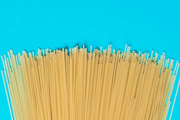 Спагетти Синем Фоне Вид Сверху — стоковое фото