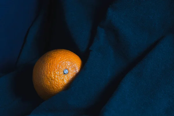 Mavi Bir Bezin Kıvrımlarında Olgun Bir Portakal Düzgün Beslenme Sağlıklı — Stok fotoğraf