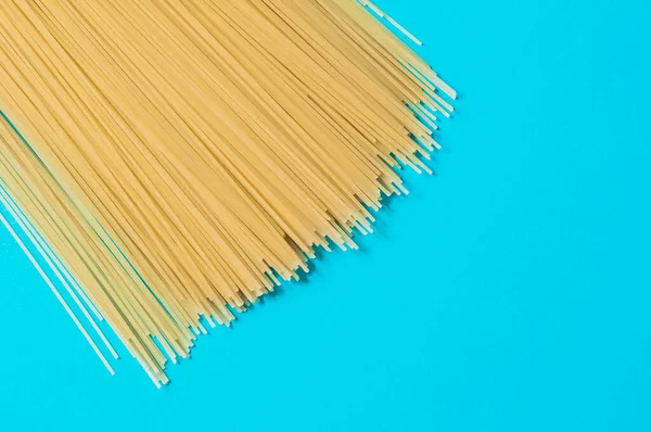 Mavi arka planda spagetti. Üst görünüm.