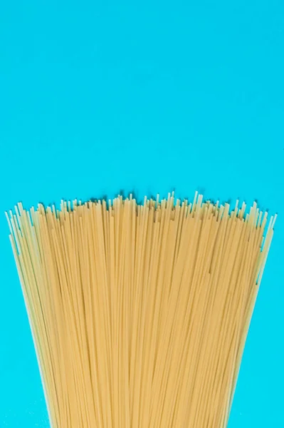 Mavi arka planda spagetti. Üst görünüm.