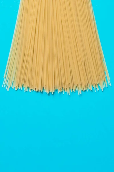 Spaghetti Blue Background Top View — Stock Photo, Image