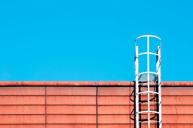 Mavi gökyüzüne çıkan merdivenler. 