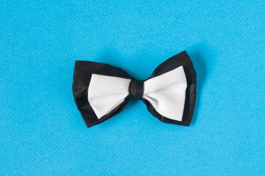 Pastel mavisi üzerinde siyah beyaz papyon Boşluğu kopyala.