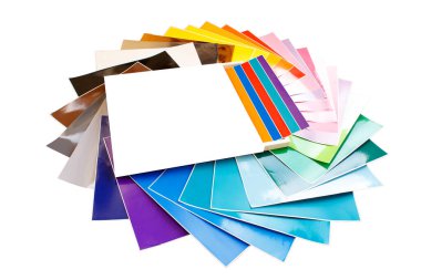 Beyaz arka planda izole edilmiş renkli 12x12 sayfa yapışkan kağıt yığını. Modelleme. Çeşitli renkler.