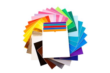 Beyaz arka planda izole edilmiş renkli 12x12 sayfa yapışkan kağıt yığını. Modelleme. Çeşitli renkler.