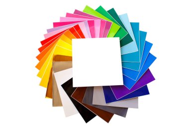 Beyaz arka planda izole edilmiş renkli 12x12 sayfa yapışkan kağıt yığını. Modelleme. Çeşitli renkler.