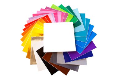 Beyaz arka planda izole edilmiş renkli 12x12 sayfa yapışkan kağıt yığını. Modelleme. Çeşitli renkler.