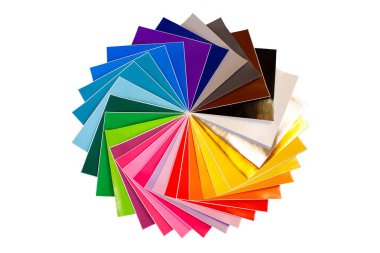 Beyaz arka planda izole edilmiş renkli 12x12 sayfa yapışkan kağıt yığını. Çeşitli renkler.