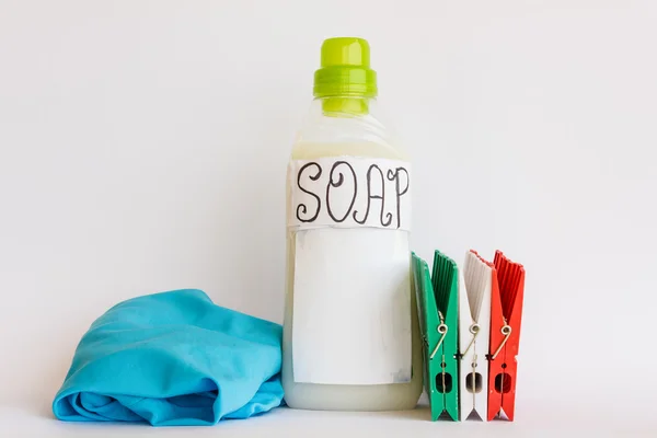 renkli clothespines kırmızı, yeşil ve beyaz