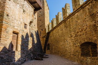 Fenis, Italia-Eylül 5. Castle, Fenis Aosta Vadisi şehir duvarları ve 5 Eylül 2016 yılında Fenis üzerinde onun savunma kuleleri ile cephe.