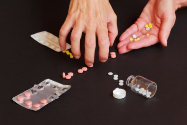 İlaç kötüye bir kadın