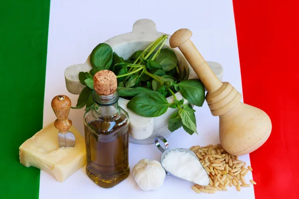 Los ingredientes básicos del pesto italiano Fotos de stock