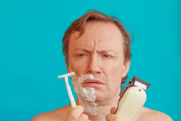 Bir erkek tıraş jilet ve tıraş bıçağı arasında seçmeniz gerekir