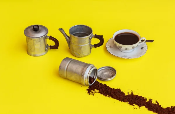 Bir kahve makinesi ile Kupası tam o yanında bileşenleri