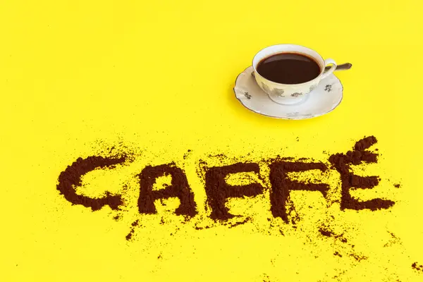 Kelimeleri ile kahve tam bir fincan kahve tozu yapılan