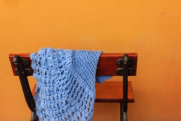 terk edilmiş bir şal ile bir Bank