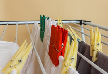 renkli clothespines kırmızı, yeşil ve beyaz