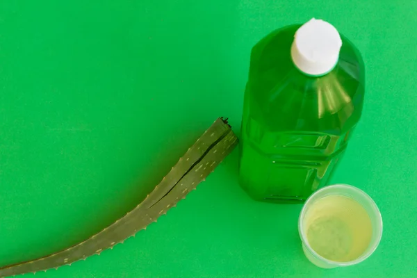 Una botella de jugo refrescante de aloe —  Fotos de Stock