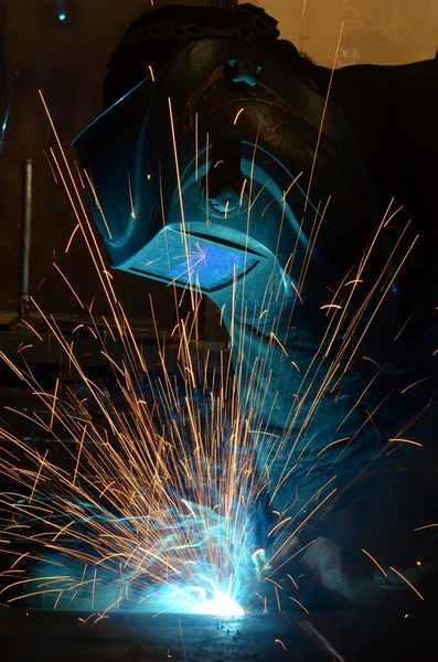 Soldadores trabajando en la fábrica de metal —  Fotos de Stock