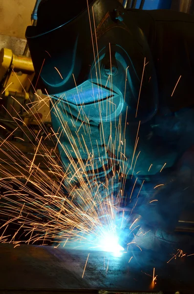 Soudeurs travaillant à l'usine en métal — Photo