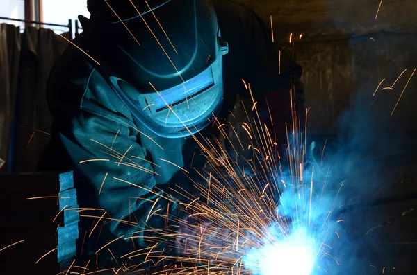 Συγκολλητές που εργάζονται στο εργοστάσιο κατασκευασμένες από μέταλλο — Φωτογραφία Αρχείου
