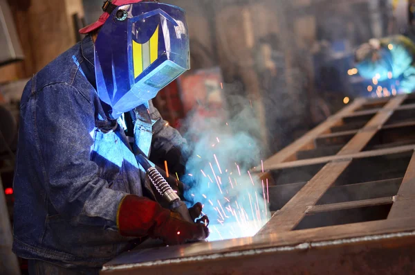 Soldadores trabajando en la fábrica de metal —  Fotos de Stock