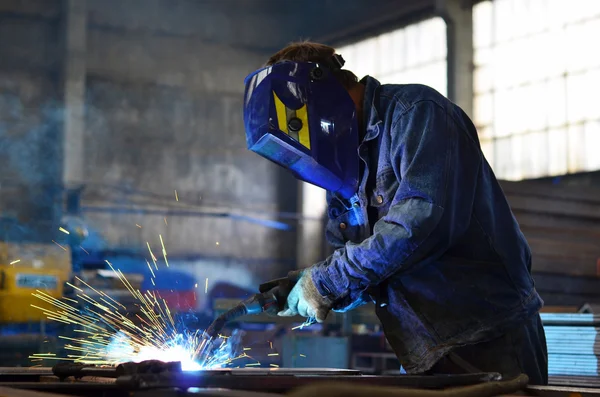 Soldadores trabajando en la fábrica de metal — Foto de Stock