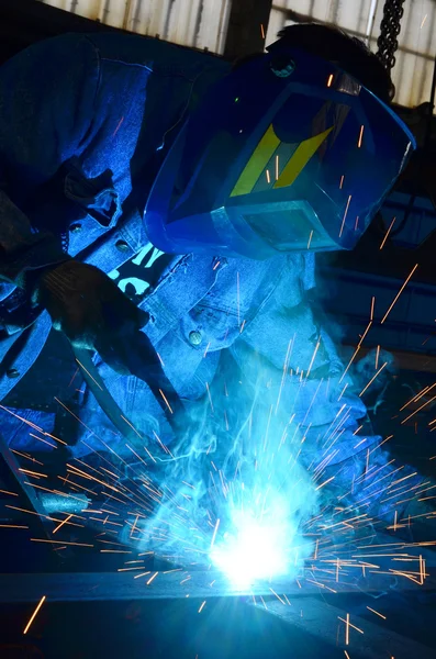 Soldadores trabajando en la fábrica de metal —  Fotos de Stock