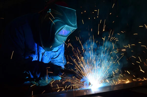 Soldadores trabajando en la fábrica de metal —  Fotos de Stock