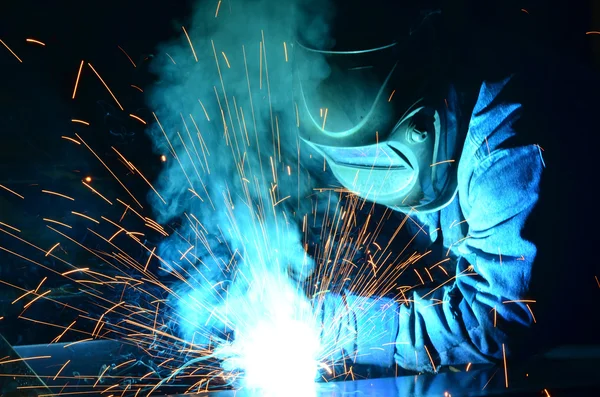 Soldadores trabajando en la fábrica de metal —  Fotos de Stock