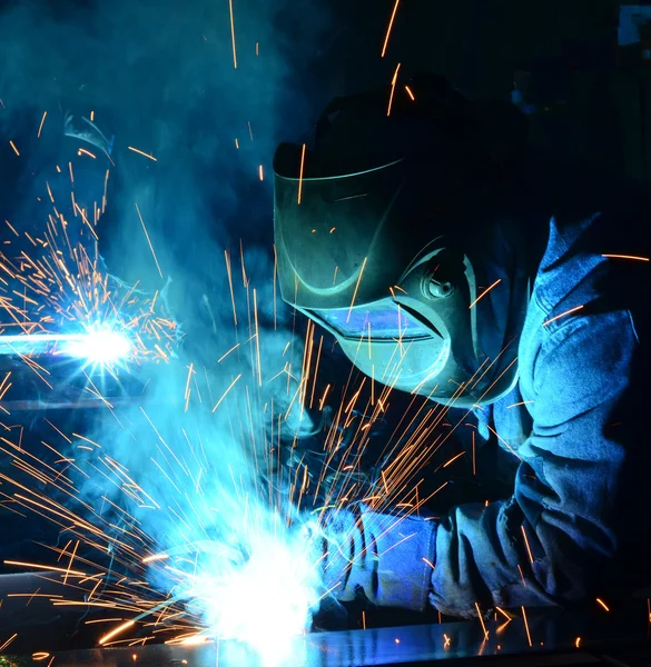 Soldadores trabajando en la fábrica de metal —  Fotos de Stock