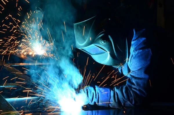 Soldadores trabajando en la fábrica de metal — Foto de Stock