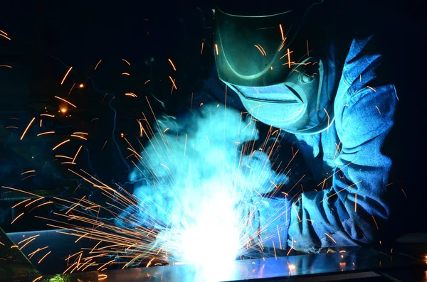 Soldadores trabajando en la fábrica de metal —  Fotos de Stock