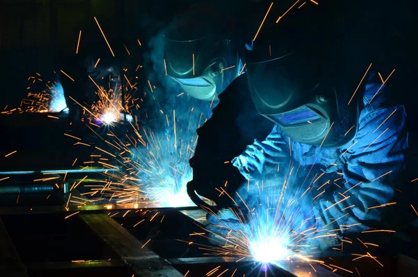 Soldadores trabajando en la fábrica de metal —  Fotos de Stock