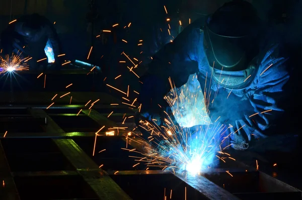 Svářečky pracující v továrně z kovu — Stock fotografie
