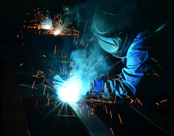 Svářečky pracující v továrně z kovu — Stock fotografie