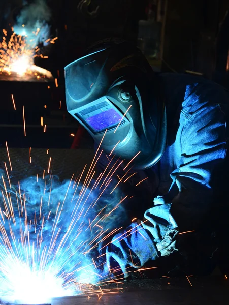 Soldadores trabajando en la fábrica de metal —  Fotos de Stock