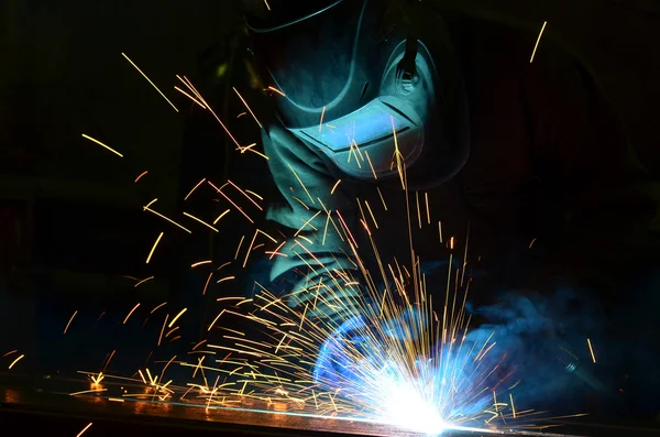 Soldadores trabajando en la fábrica de metal —  Fotos de Stock