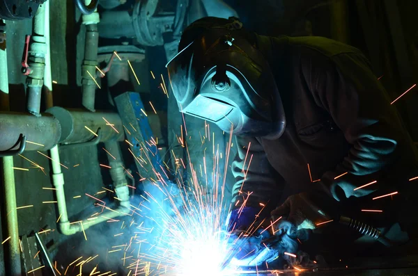 Soldadores trabajando en la fábrica de metal —  Fotos de Stock