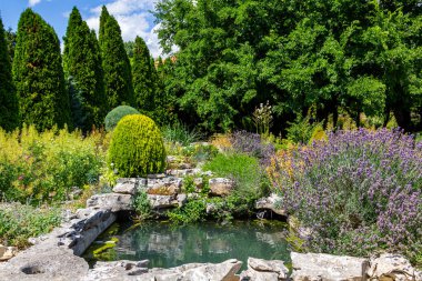 Göletli park et. Parkta yapay havuz var. Parklar